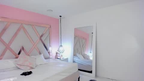 laura  online show from 11.19.25