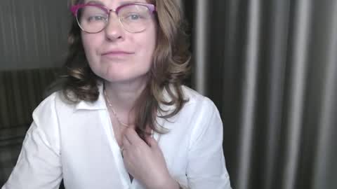 Lauraoven1 online show from 01.05.25