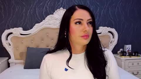 Laura online show from 11.04.25