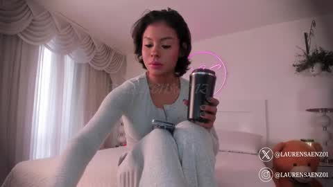 Lauren Saenz online show from 03.06.25