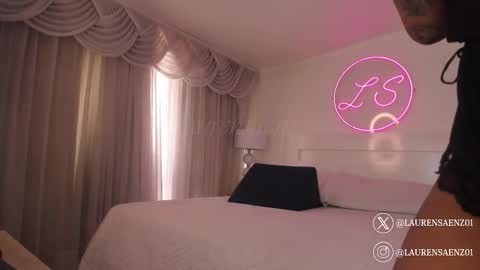 Lauren Saenz online show from 03.11.25