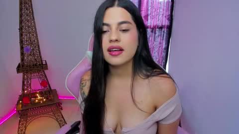 Snapshot of laurenth_foxy chatting on 12.06.24 lau online show from 12.06.24