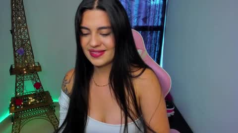 Snapshot of laurenth_foxy chatting on 12.14.24 lau online show from 12.14.24