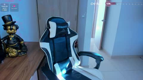 Snapshot of laurenth_foxy chatting on 01.10.25 lau online show from 01.10.25