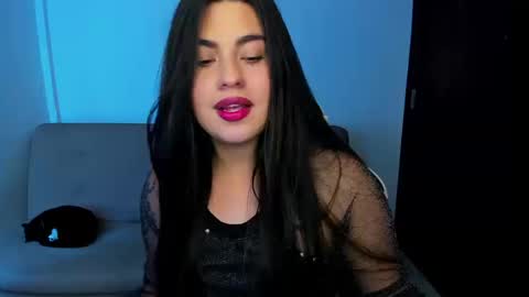 Snapshot of laurenth_foxy chatting on 12.20.25 lau online show from 12.20.25