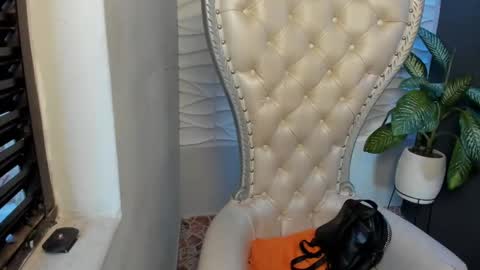 Layla online show from 10.03.25