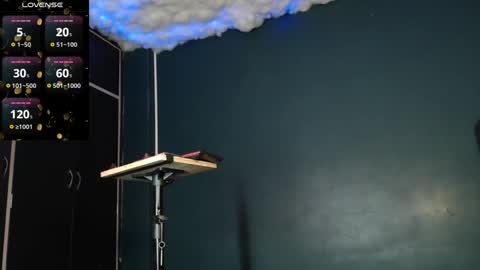 Layla   help me with your thumbs up its important  online show from 12.17.24