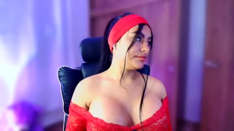 Snapshot of layla_nicols chatting on 04.01.26 Layla online show from 04.01.26