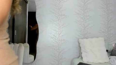 Layla Vanegas online show from 10.20.25