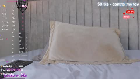 Snapshot of lea_gray chatting on 02.06.25 online show from 02.06.25