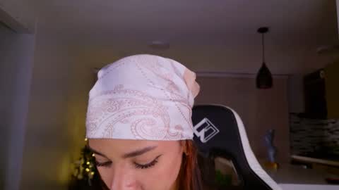 Snapshot of leah_cute3 chatting on 12.19.25 leah_cute3 online show from 12.19.25