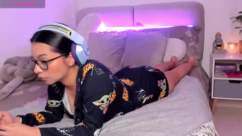 Snapshot of leahmarsh chatting on 03.10.25 online show from 03.10.25