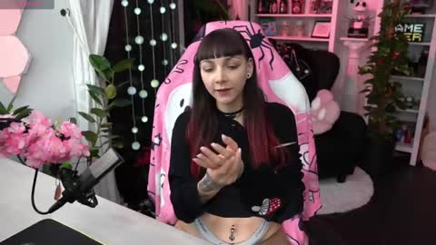 Leah online show from 02.06.25