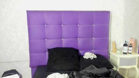 leamoreau__ online show from 10.09.25