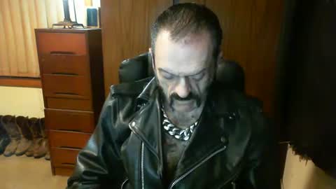 Snapshot of leathergreaser chatting on 01.08.25 leathergreaser online show from 01.08.25