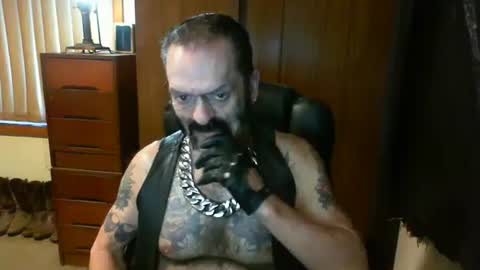 Snapshot of leathergreaser chatting on 01.11.25 leathergreaser online show from 01.11.25
