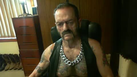 Snapshot of leathergreaser chatting on 02.04.25 leathergreaser online show from 02.04.25