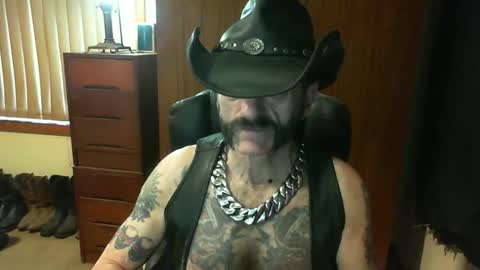 Snapshot of leathergreaser chatting on 11.01.25 leathergreaser online show from 11.01.25