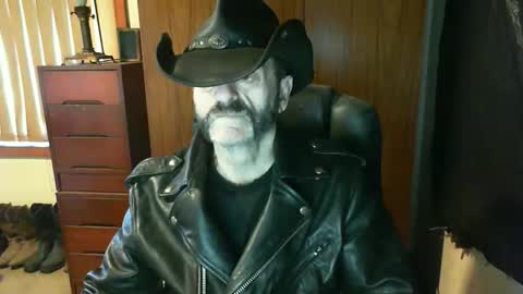 Snapshot of leathergreaser chatting on 11.04.25 leathergreaser online show from 11.04.25