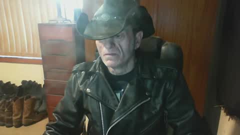 Snapshot of leathergreaser chatting on 07.04.26 leathergreaser online show from 07.04.26