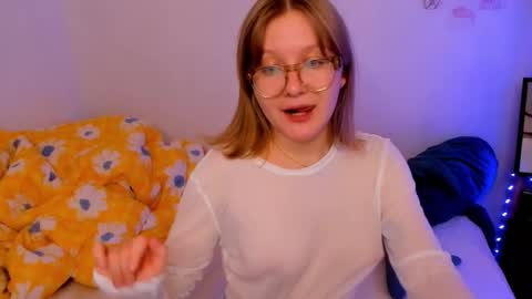 Snapshot of leazy_peasy chatting on 10.04.25 Ellie online show from 10.04.25