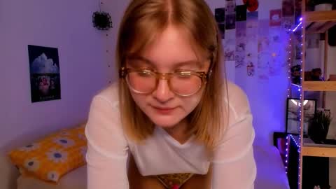 Snapshot of leazy_peasy chatting on 11.28.25 Ellie online show from 11.28.25