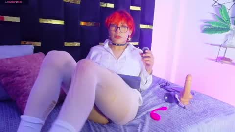 Snapshot of lee_roses chatting on 06.26.26 leeh online show from 06.26.26