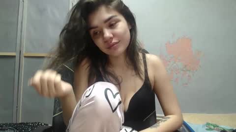 Snapshot of legenda_liya chatting on 11.27.25 Liya online show from 11.27.25