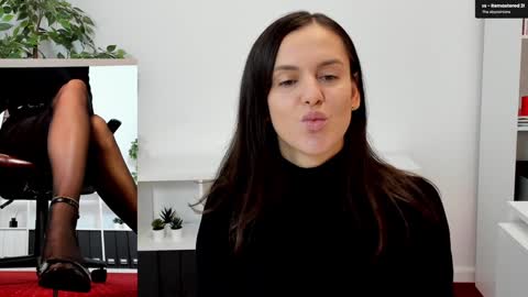 Elle  online show from 10.02.25