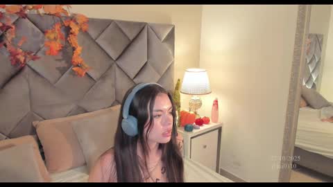 Snapshot of leizathompson chatting on 10.27.25 Leizathompson online show from 10.27.25