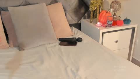 Snapshot of leizathompson chatting on 10.28.25 Leizathompson online show from 10.28.25