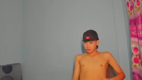 Snapshot of leo_hottiesexyasian chatting on 10.04.25 Leo online show from 10.04.25