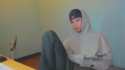 Snapshot of leo_hottiesexyasian chatting on 10.07.25 Leo online show from 10.07.25