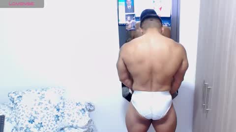 Snapshot of leo_muscleboy chatting on 09.18.25 Leo online show from 09.18.25
