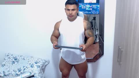 Snapshot of leo_muscleboy chatting on 10.08.25 Leo online show from 10.08.25