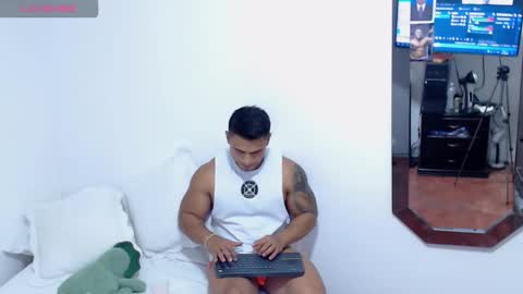 Snapshot of leo_muscleboy chatting on 11.01.25 Leo online show from 11.01.25