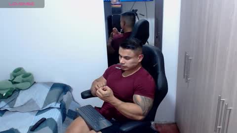 Snapshot of leo_muscleboy chatting on 11.29.25 Leo online show from 11.29.25