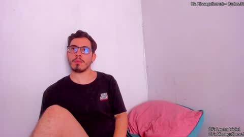 Snapshot of leoandviolet chatting on 01.10.25 Carlos Alissa. Help us to reach 100 likes online show from 01.10.25