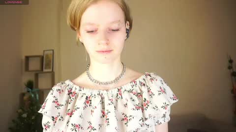 Hello Im Roxy Im just starting my journey here so lets get acquainted online show from 03.29.26