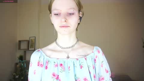 Hello Im Roxy Im just starting my journey here so lets get acquainted online show from 04.04.26