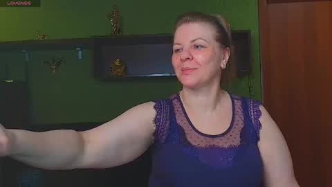 Snapshot of leona_tracie chatting on 03.29.26 Leona tracie online show from 03.29.26