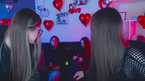 Snapshot of leslie_bird chatting on 02.18.26 leslie_bird online show from 02.18.26