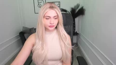 Snapshot of lesliemineg chatting on 09.23.25 lesliemineg online show from 09.23.25