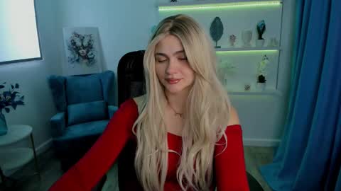 Snapshot of lesliemineg chatting on 09.29.25 lesliemineg online show from 09.29.25