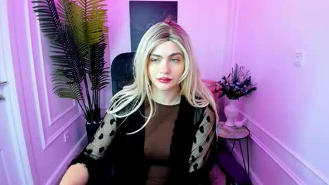 Snapshot of lesliemineg chatting on 10.08.25 lesliemineg online show from 10.08.25