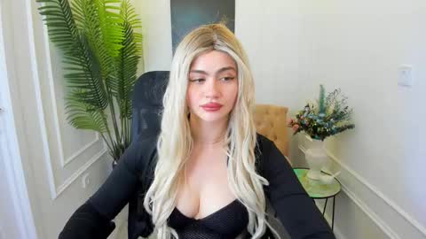 Snapshot of lesliemineg chatting on 10.10.25 lesliemineg online show from 10.10.25