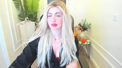 Snapshot of lesliemineg chatting on 10.22.25 lesliemineg online show from 10.22.25