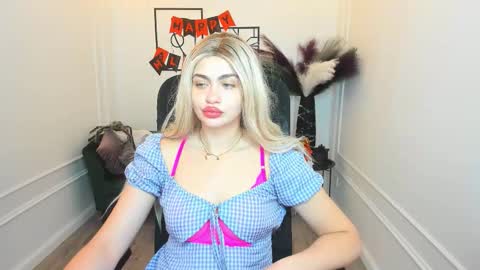 Snapshot of lesliemineg chatting on 10.27.25 lesliemineg online show from 10.27.25