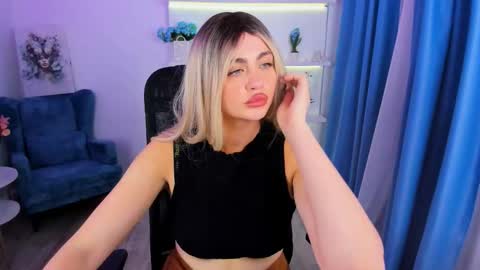 Snapshot of lesliemineg chatting on 11.21.25 lesliemineg online show from 11.21.25