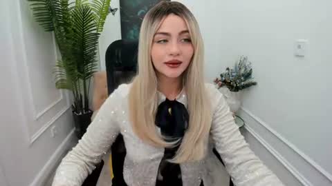 Snapshot of lesliemineg chatting on 11.26.25 lesliemineg online show from 11.26.25